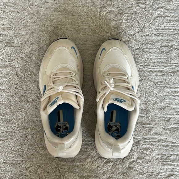 Nike Air Max Verona White with Blue Accents - Picture 2 of 6